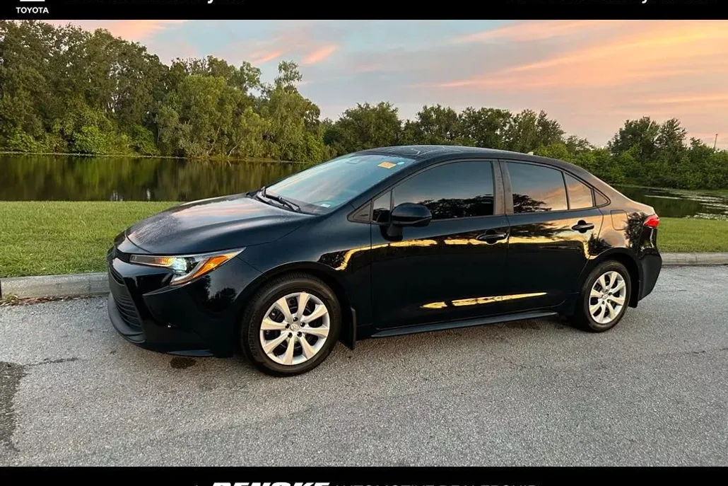 2025 Toyota Corolla LE photo 1