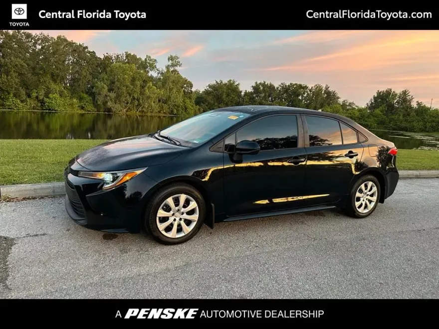 2025 Toyota Corolla LE photo 1