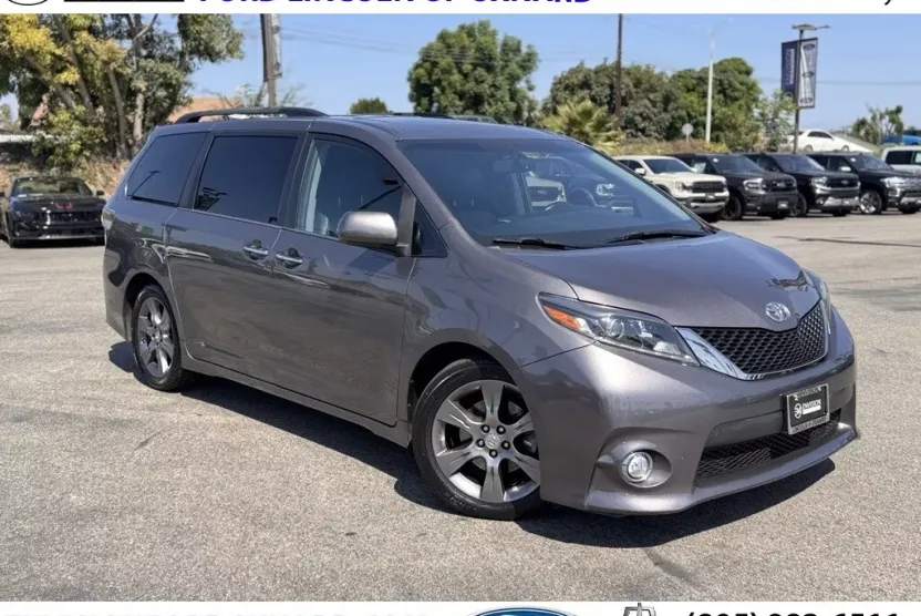 2015 Toyota Sienna SE photo 1