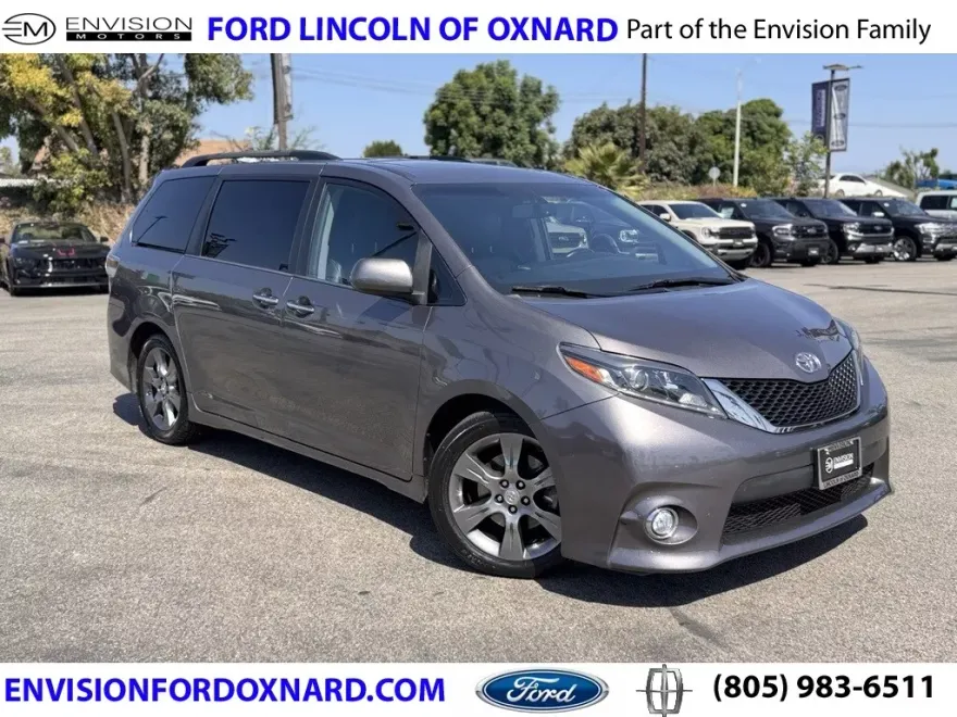 2015 Toyota Sienna SE photo 1