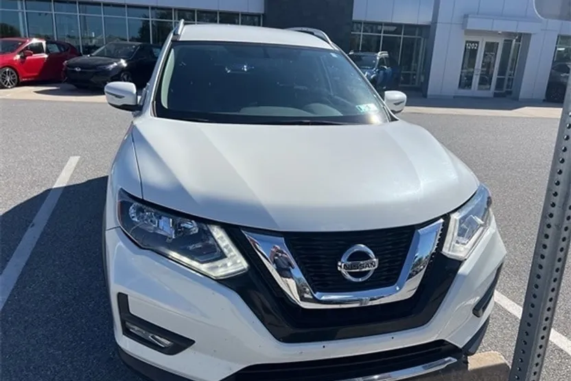 2017 Nissan Rogue SV photo 1
