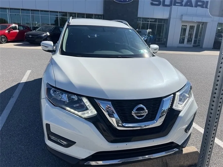 2017 Nissan Rogue SV photo 1