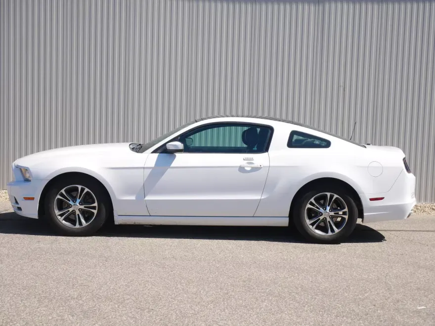 2014 Ford Mustang V6 Premium photo 1
