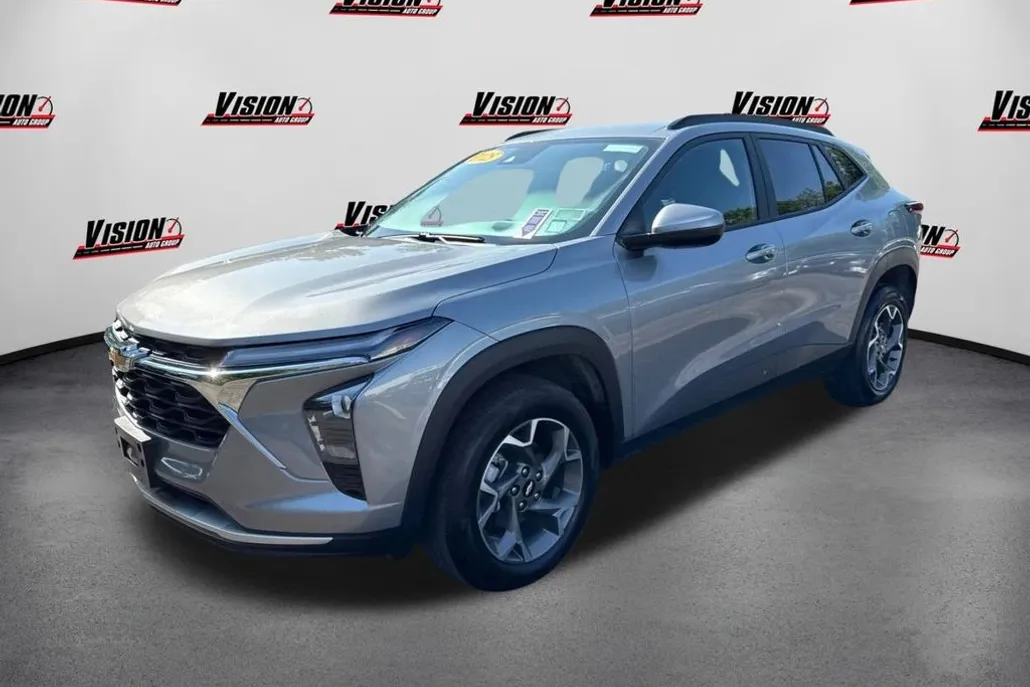 2025 Chevrolet Trax LT photo 1