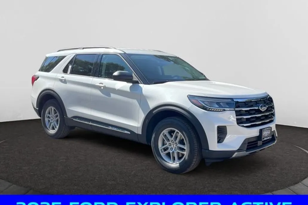 2025 Ford Explorer photo 1