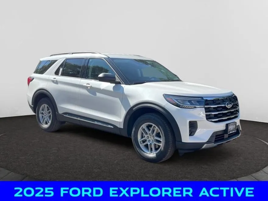2025 Ford Explorer photo 1