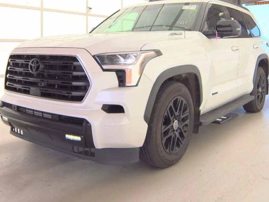 2024 Toyota Sequoia SR5 photo 1