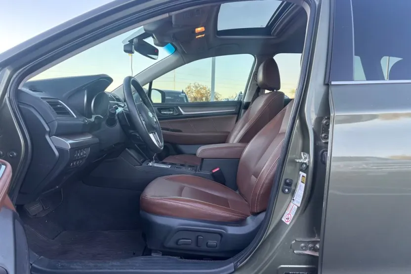 2017 Subaru Outback 3.6R Touring photo 1