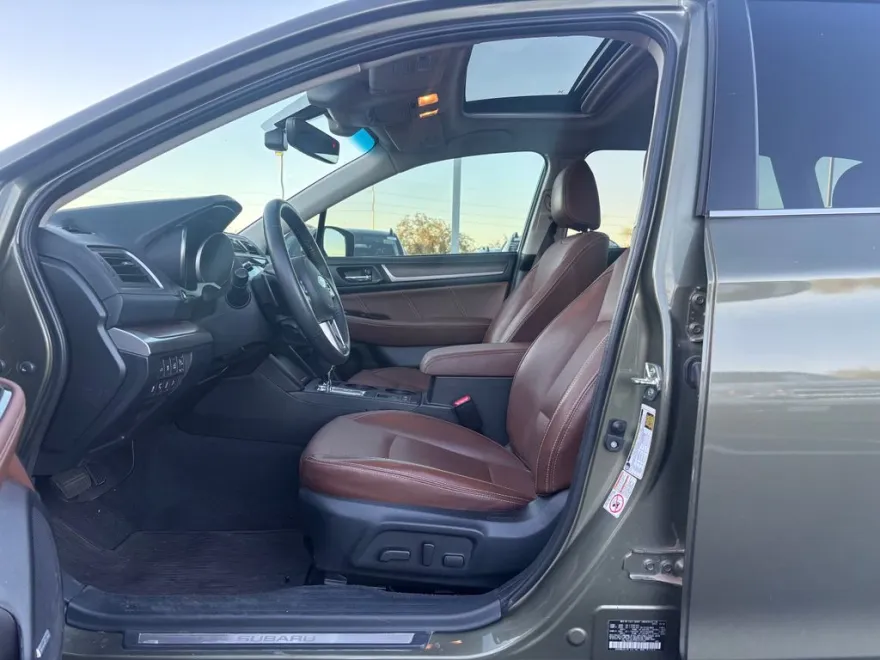 2017 Subaru Outback 3.6R Touring photo 1