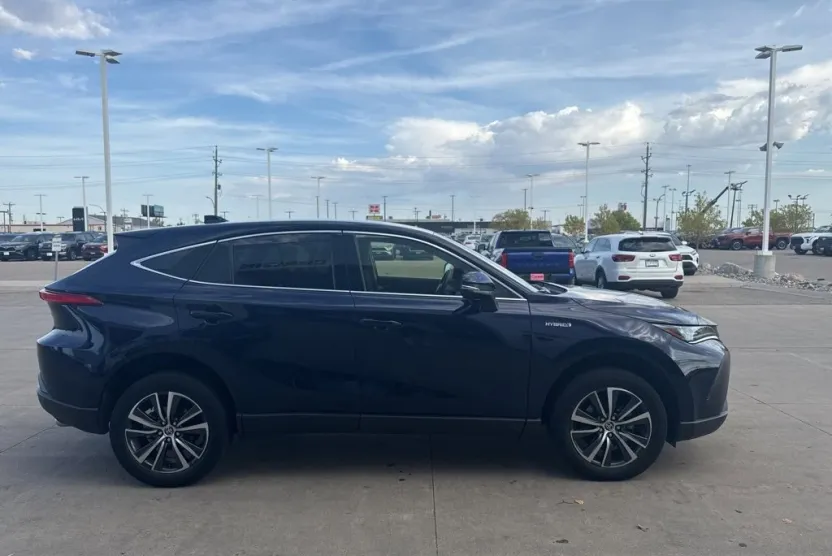 2021 Toyota Venza LE photo 1
