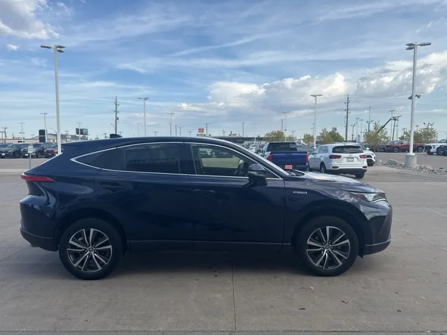 2021 Toyota Venza LE photo 1