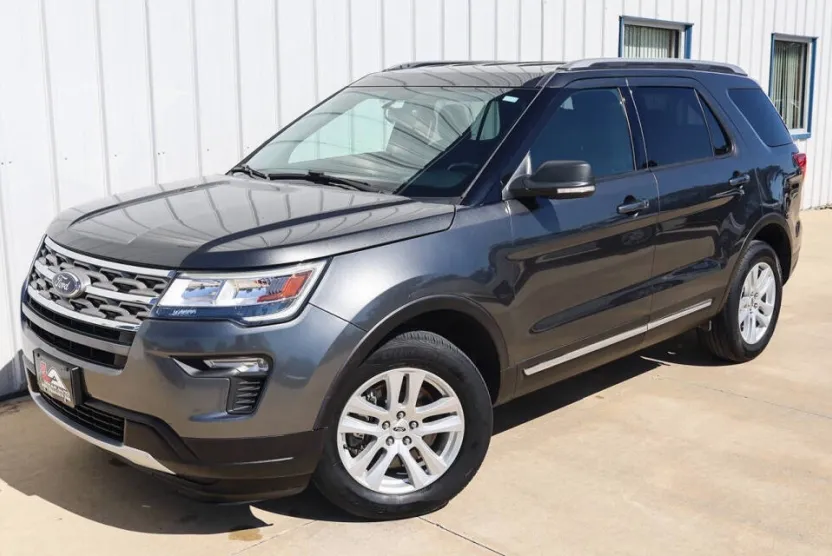 2019 Ford Explorer XLT photo 1