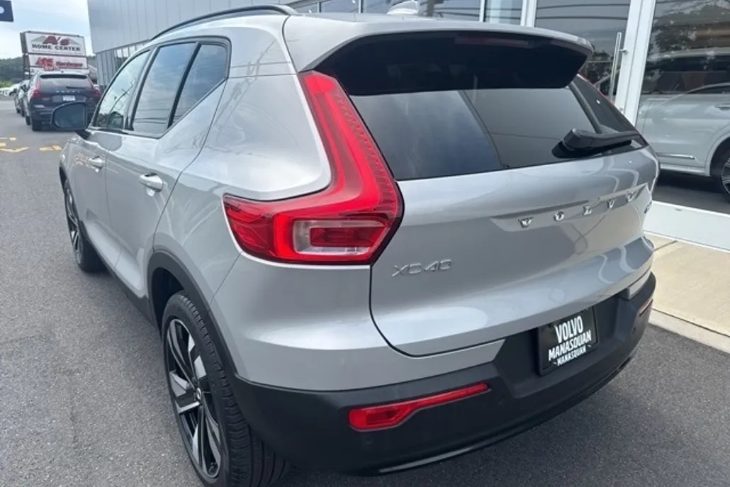 2025 Volvo XC40 Plus photo 1