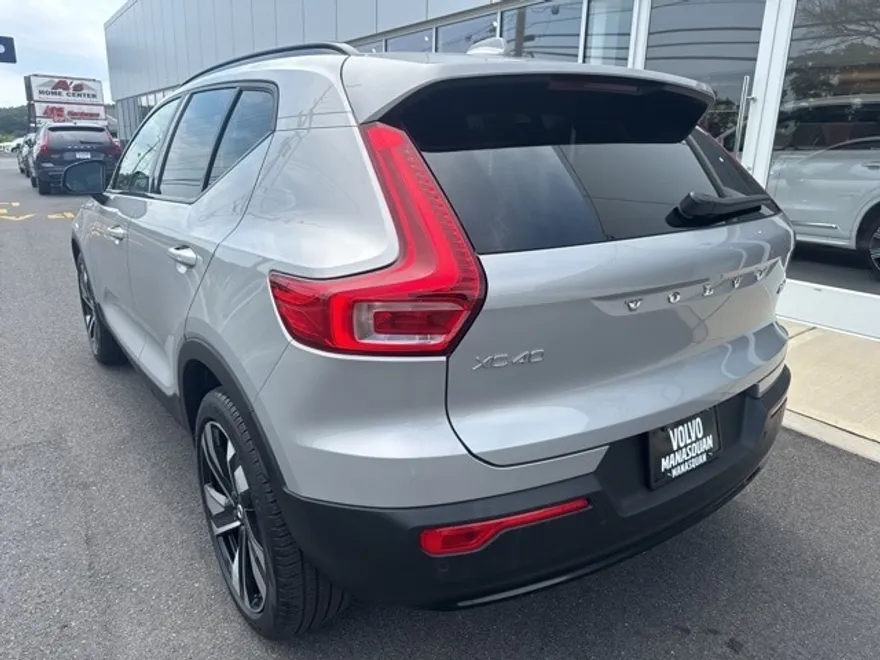 2025 Volvo XC40 Plus photo 1