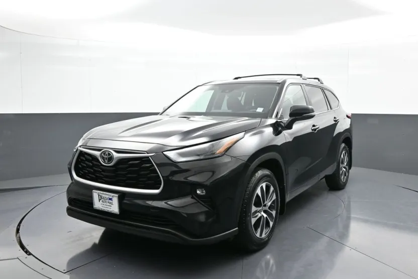 2023 Toyota Highlander XLE photo 1