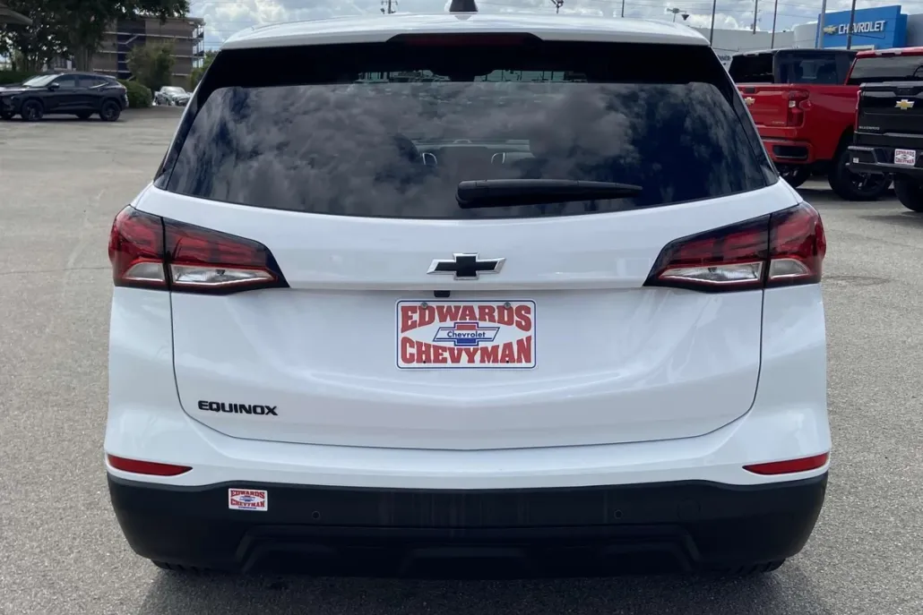 2023 Chevrolet Equinox LS photo 1
