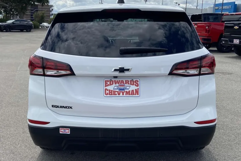 2023 Chevrolet Equinox LS photo 1