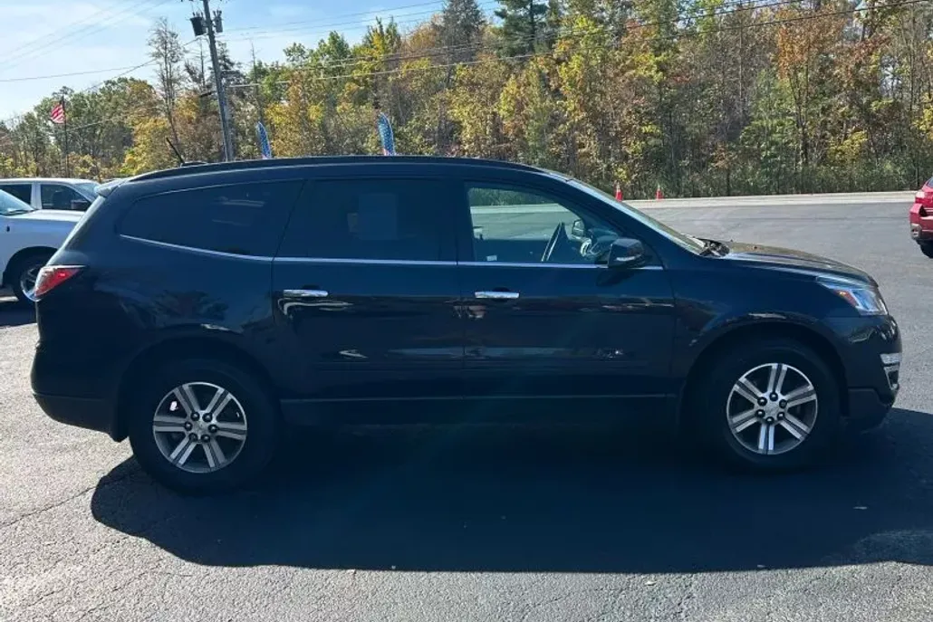 2017 Chevrolet Traverse 2LT photo 1