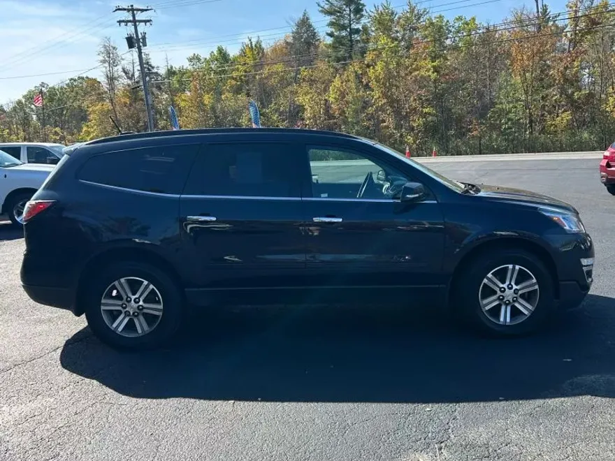 2017 Chevrolet Traverse 2LT photo 1