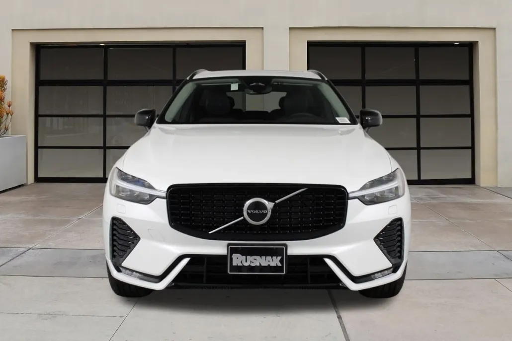 2025 Volvo XC60 B5 Core photo 1