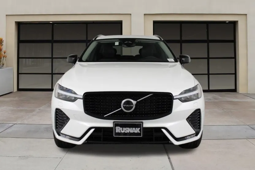 2025 Volvo XC60 B5 Core photo 1