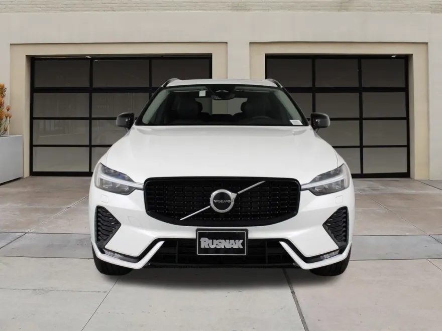 2025 Volvo XC60 B5 Core photo 1