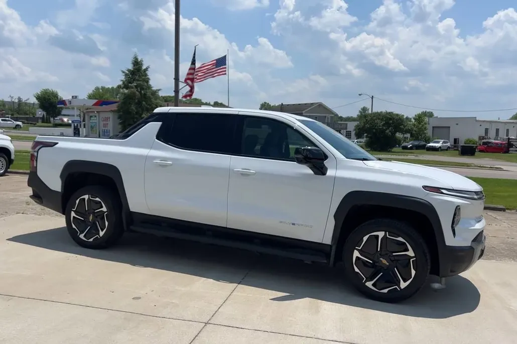 2026 Chevrolet Silverado EV LT photo 1
