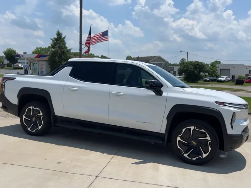 2026 Chevrolet Silverado EV LT photo 1