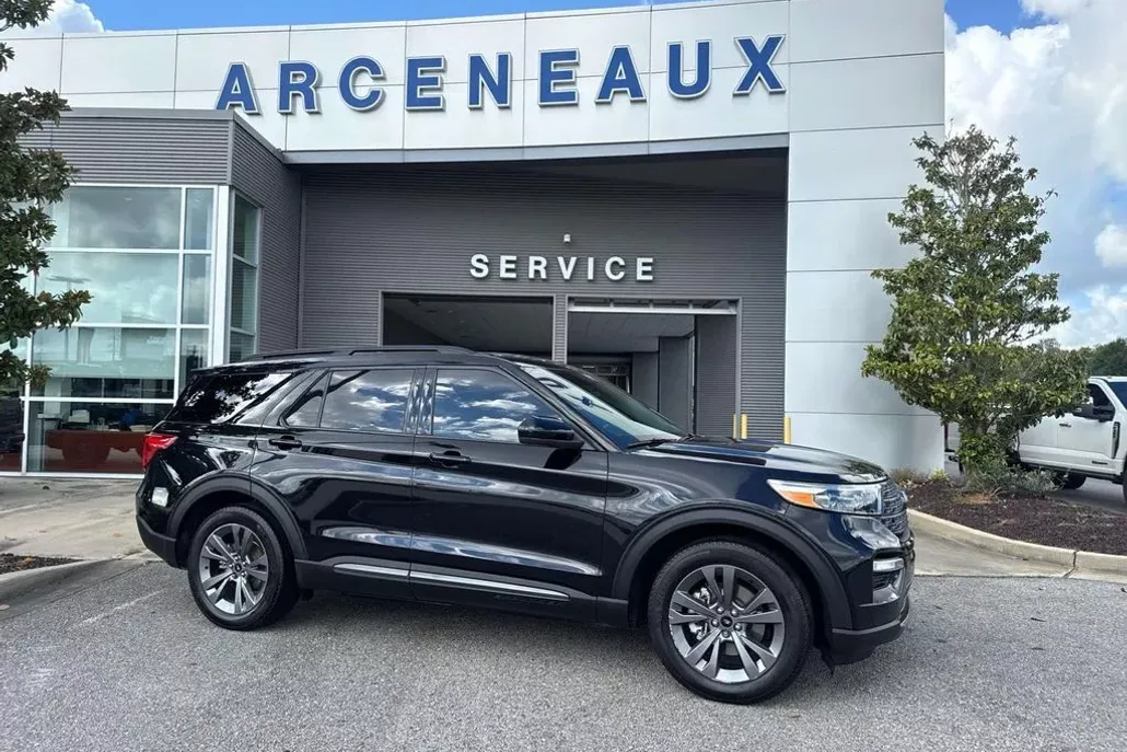 2023 Ford Explorer XLT photo 1