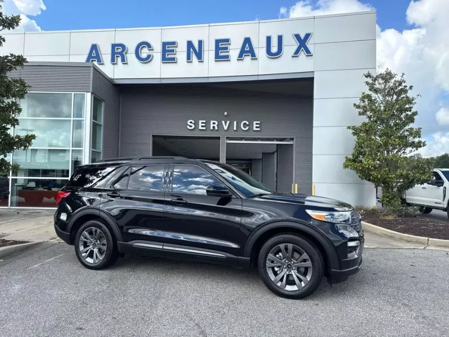2023 Ford Explorer XLT photo 1