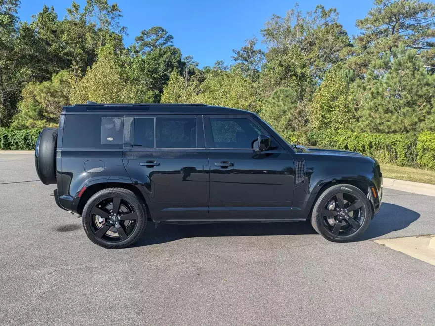2023 Land Rover Defender X-Dynamic SE photo 1