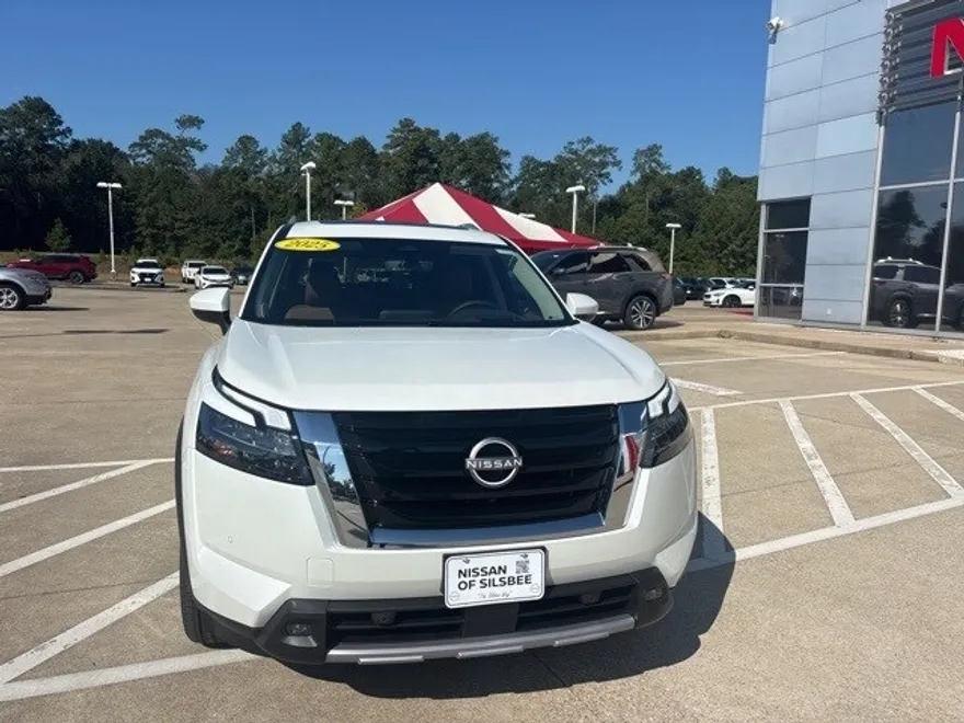 2025 Nissan Pathfinder Platinum photo 1