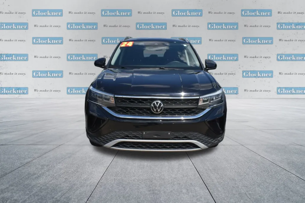 2024 Volkswagen Taos SE photo 1