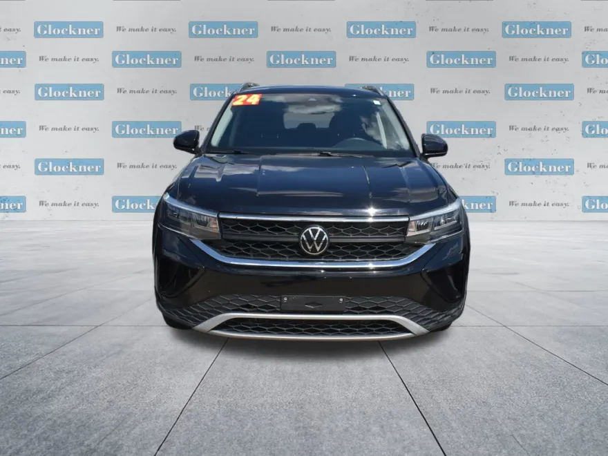 2024 Volkswagen Taos SE photo 1
