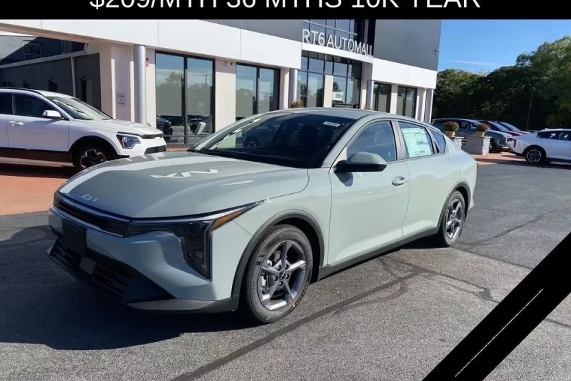 2025 Kia K4 LXS photo 1