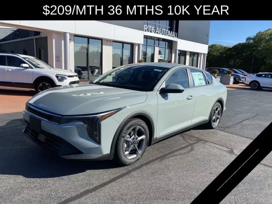 2025 Kia K4 LXS photo 1