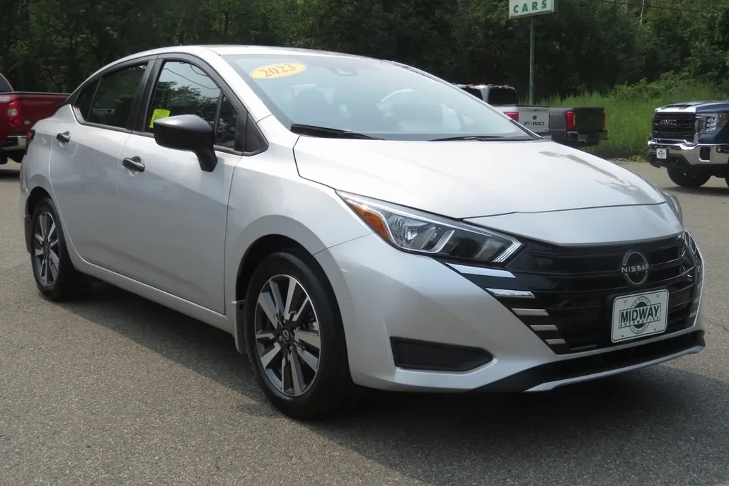 2023 Nissan Versa 1.6 S photo 1