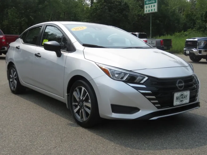 2023 Nissan Versa 1.6 S photo 1