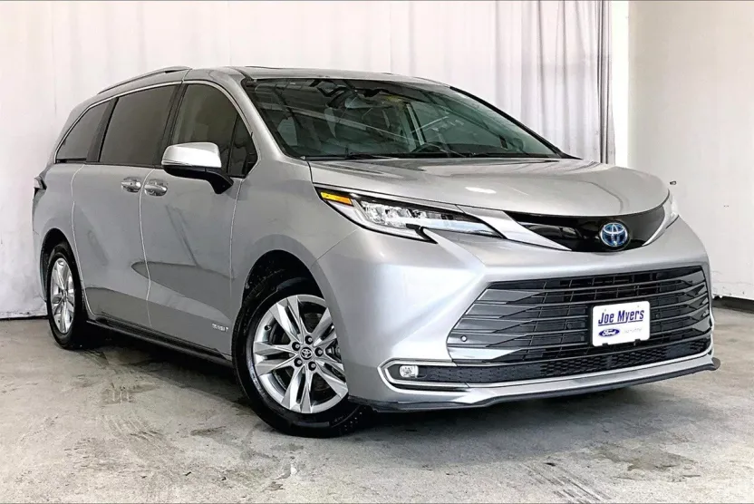 2021 Toyota Sienna Limited photo 1