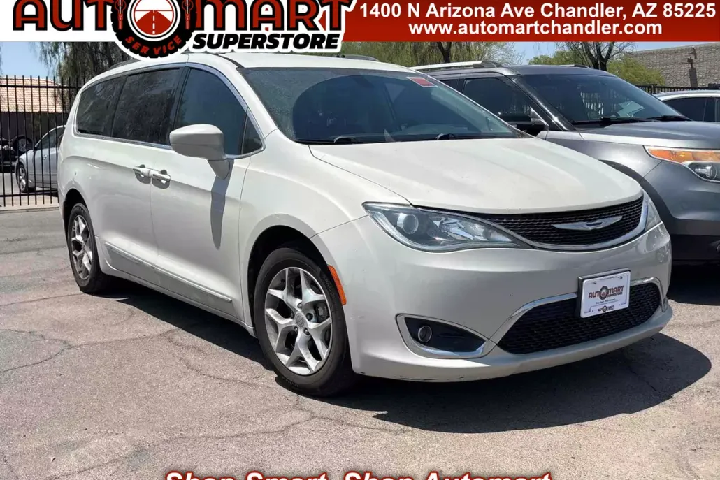 2017 Chrysler Pacifica Touring L photo 1