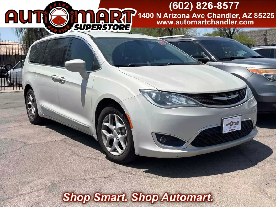 2017 Chrysler Pacifica Touring L photo 1