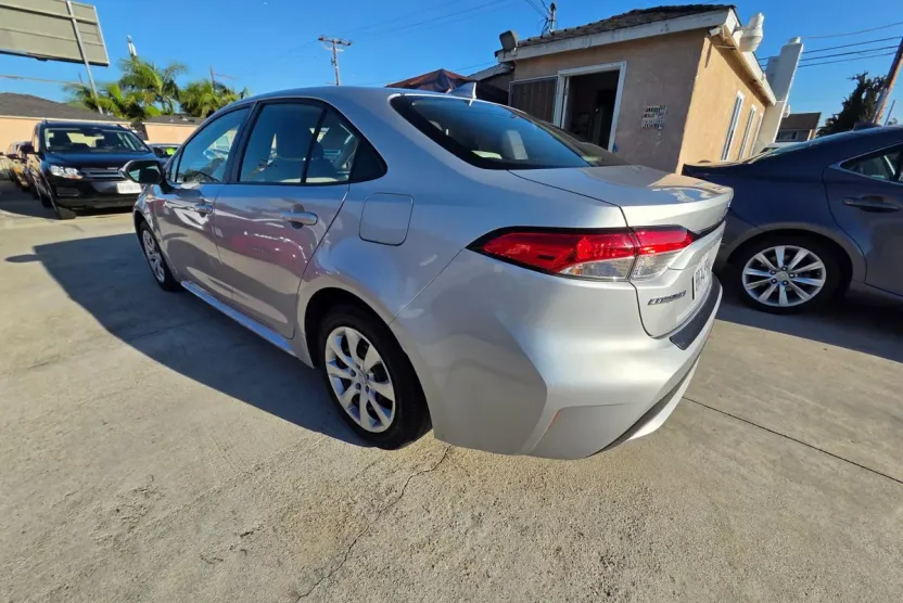 2020 Toyota Corolla LE photo 1