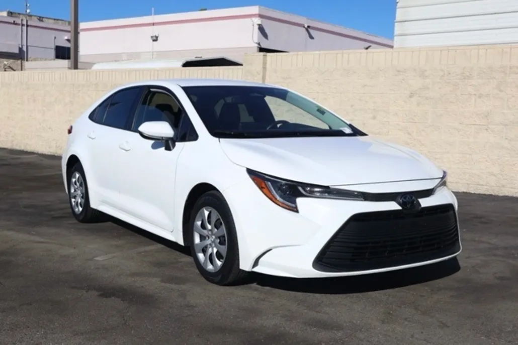 2023 Toyota Corolla LE photo 1