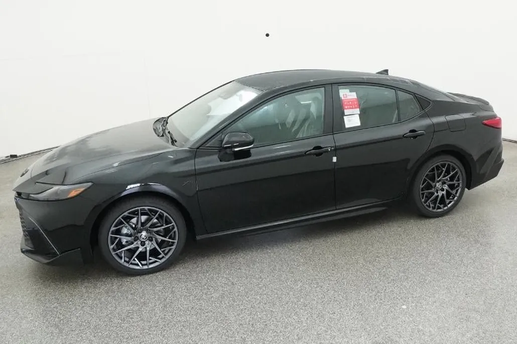 2025 Toyota Camry SE photo 1