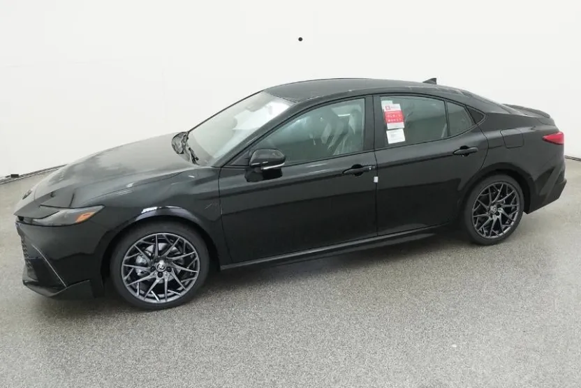 2025 Toyota Camry SE photo 1
