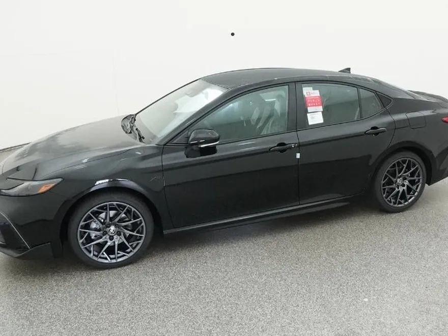 2025 Toyota Camry SE photo 1