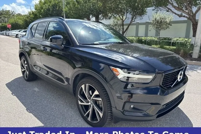 2021 Volvo XC40 R-Design photo 1