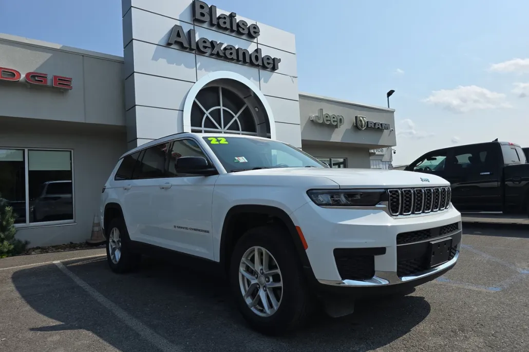 2022 Jeep Grand Cherokee Laredo photo 1