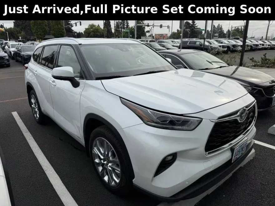 2022 Toyota Highlander Hybrid Limited photo 1