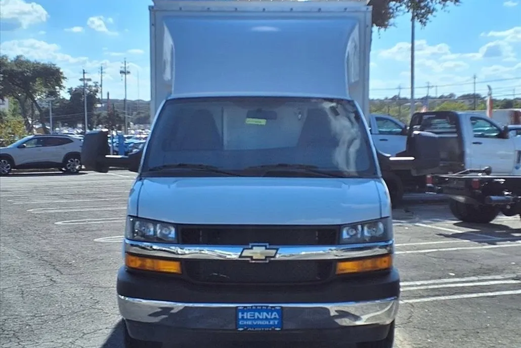 2025 Chevrolet Express Cutaway 3500 photo 1